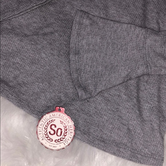 NWT Ribbed Cold Shoulder Top - Picture 2 of 4